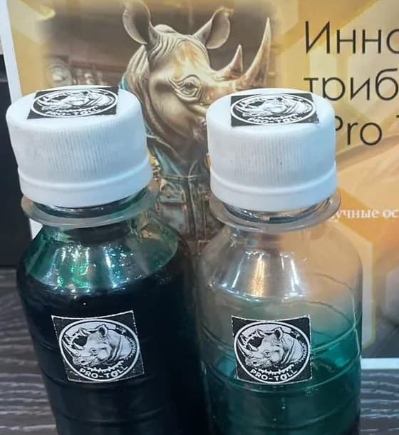 Крупный план: два флакона концентрата PRO-TOL с фирменной этикеткой